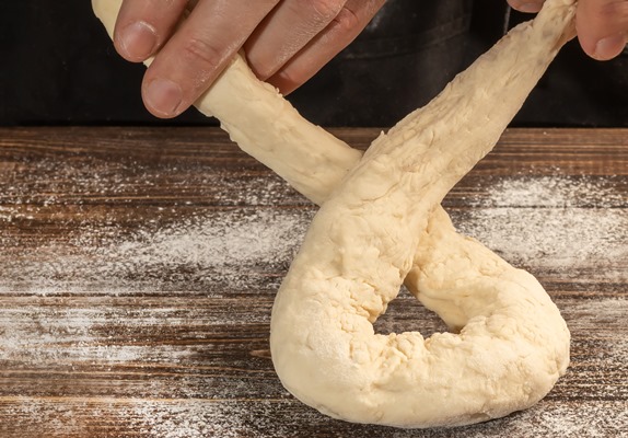 step by step instructions for making pretzels the cook rolls out the dough and rolls out the pretzel - Рецепт просфорной Свято-Симеоновского кафедрального собора