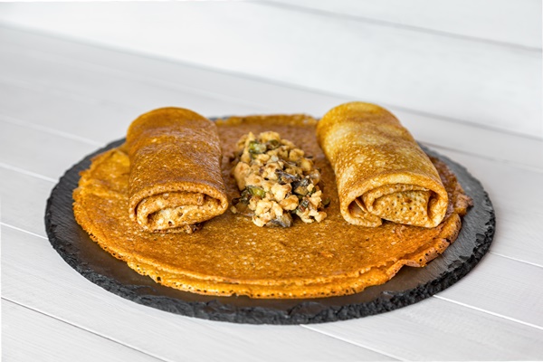 stuffed crepes with minced chicken meat mushrooms and marinated cucumber - Постные блинчики с гречкой и грибами