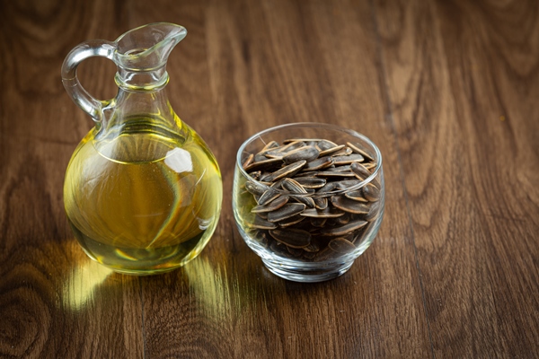 sunflower oil on the table - Салат «Сытный»