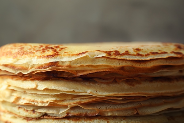 tasty pancakes on pan closeup - Постные дрожжевые блины с картофелем