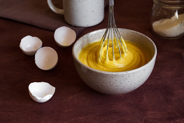 the process of making the cake bowl with dough for the pie and whisk - Кулич пасхальный с изюмом