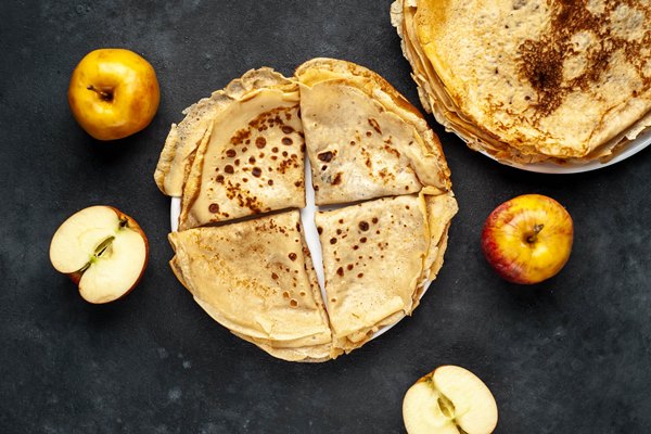 thin homemade pancakes with apples on a stone background - Постные дрожжевые "мешочки" с яблоками