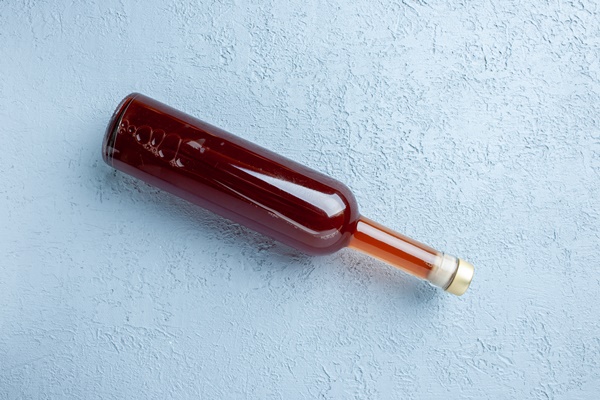 top view apple vinegar in bottle on white background juice color photo red fresh drink sour food - Библия о пище