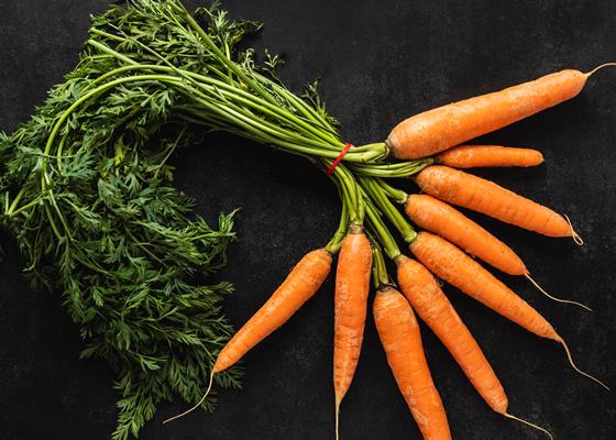top view arrangement of fresh carrots - Постный грибной суп с перловкой