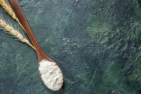 top view flour on wooden spoon on dark desk - Запеканка из кабачков и цветной капусты