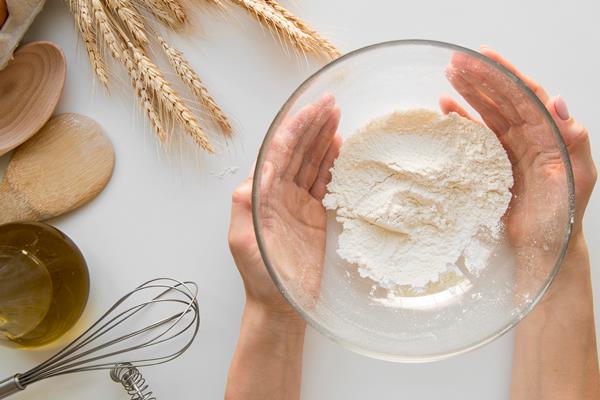 top view hands holding bowl with flour - Постные картофельные блинцы