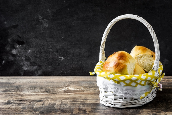 traditional easter hot cross buns in a basket on wooden table - Пасхальные булочки