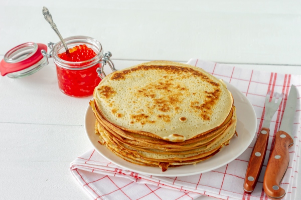 traditional russian crepes blini stacked in a plate with red caviar on wooden background maslenitsa traditional russian festival meal russian food russian kitchen close up 1 - Постные блины "Простые"