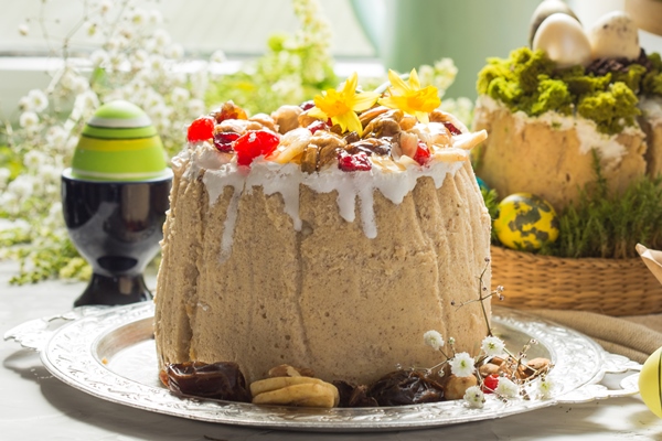 traditional russian easter cottage cheese dessert orthodox paskha on table with kulich cakes flowers colored eggs 1 - Фруктовая заварная пасха