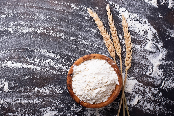wheat flour in bowl and ears - Постные дрожжевые блины на опаре