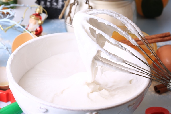 whipped egg whites and sugar for baking cream topping 1 - Кекс "Пасхальный ягненок"