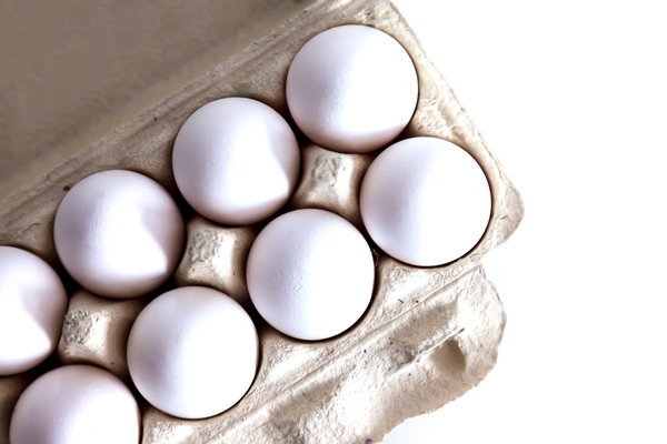 white chicken eggs in package - Яйца, крашенные корнем марены красильной