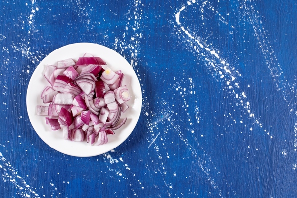 white plate of sliced purple onions on marble surface - Солянка грибная на зиму