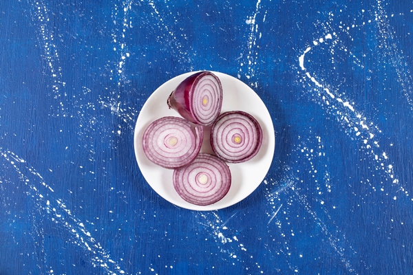 white plate with purple onion rings on marble surface - Салат «Сытный»