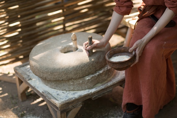 woman grinds wheat and makes flour on millstone - Библия о пище