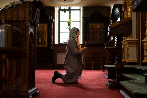 woman praying in church for religious pilgrimage - Библия о пище