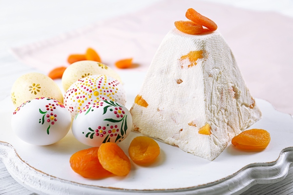 wooden stand with traditional easter curd dessert on table - Пасха с курагой 