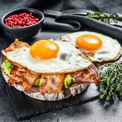 Бутерброд с беконом и яйцом