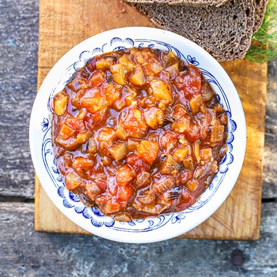 Баклажаны, тушённые со свежими помидорами и луком