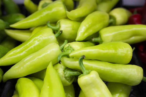 a bunch of green bell peppers in a store - Постные фаршированные сладкие перцы