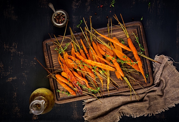 baked organic carrots with thyme honey and lemon - Паренки из моркови с изюмом