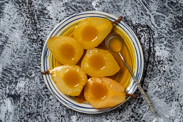 baked pears in orange juice close up delicious dessert - Маседуан из груш