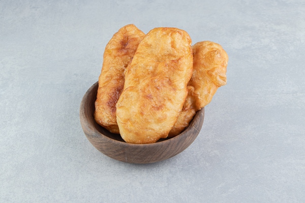 baked piroshki with potatoes in wooden bowl - Постное тесто для сладких жареных пирожков