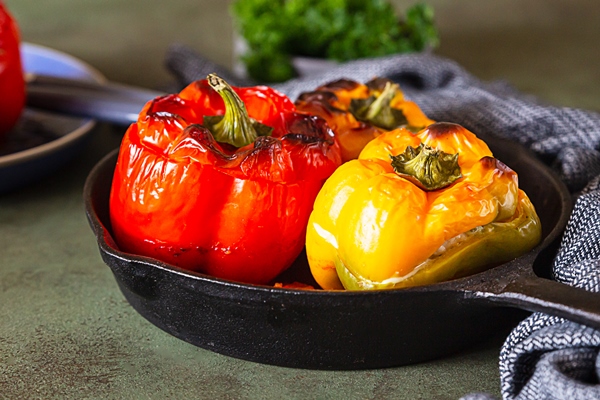 baked sweet bell peppers stuffed with chicken or turkey corn and herbs in cast iron pan - Перец с начинкой из баклажанов