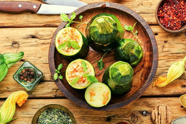 baked zucchini stuffed with carrot and rice - Постные кабачки, фаршированные овощами