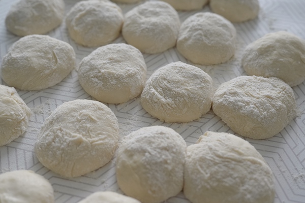balls of dough for pizza bread or buns closeup - Слоёный сладкий русский пирог