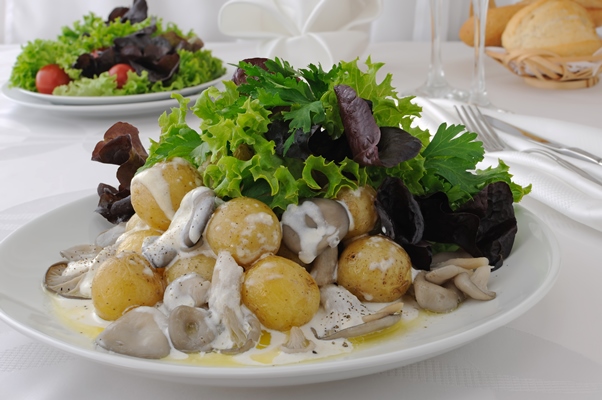 balls potatoes with mushrooms and cream sauce in lettuce leaves - Картофельные орешки