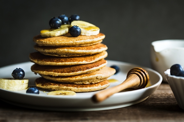 banana and oat pancakes with fresh blueberry and banana - Оладьи из геркулесовой каши