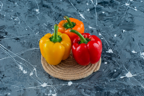 bell peppers on a trivet on the marble background - Перец с чесноком