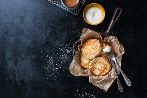 biscuits with sugar on top - Сырники из нежирного творога