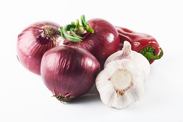 blue onion garlic and hot red pepper isolated on white - Сациви из баклажанов по-грузински