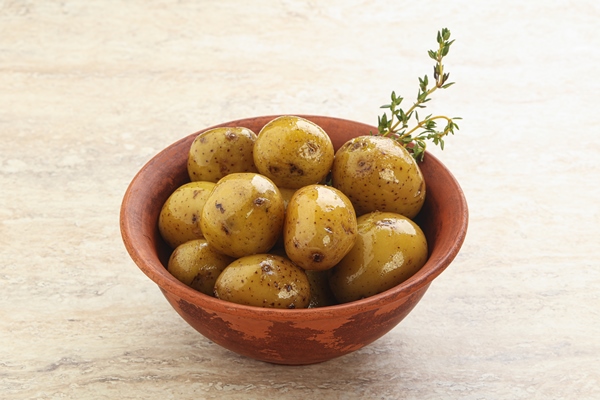 boiled baby potato with oil in the bowl - Салат из картофеля и свёклы