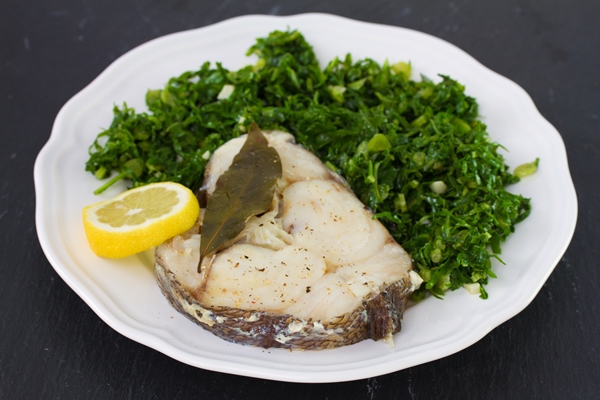 boiled fish with lemon and cabbage - Лещ варёный с хреном и яблоками