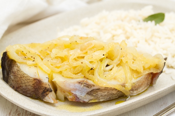 boiled fish with onion and boiled rice on white plate - Щука разварная под соусом с картофелем
