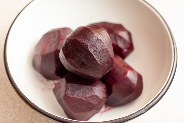 boiled peeled red beets cooking - Свёкла с маслом