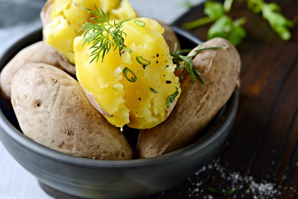 boiled potatoes in a peel in a bowl with spices herbs herbs lunch the main side dish for dinner with sour cream - Салат картофельный с редькой