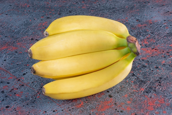 bunch of bananas isolated on colorful surface - Шоколадная паста на основе банана