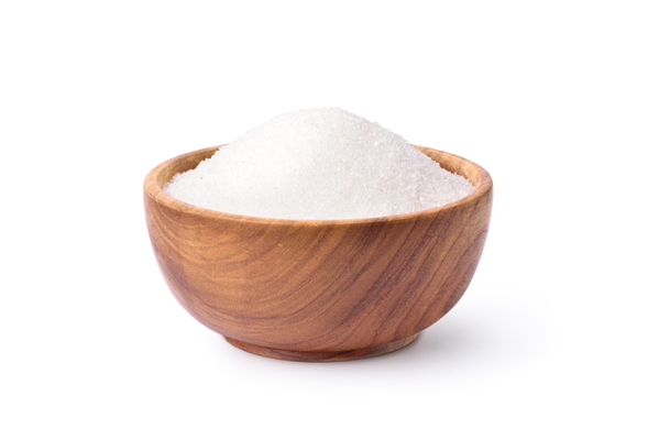 cane sugar in wooden bowl - Полезный хлеб с крапивой