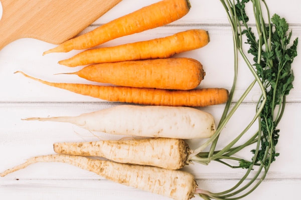 carrot and cutting board - Суп весенний, постный стол