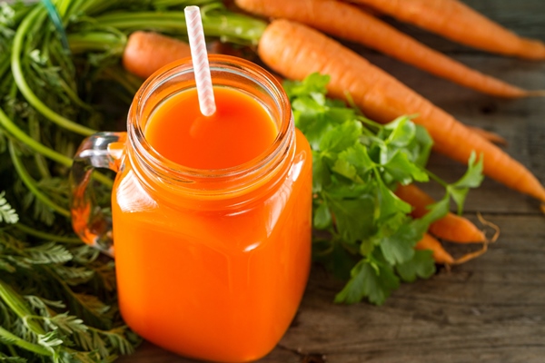 carrot smoothie with parsley - Клюквенный или яблочный морс с морковным соком