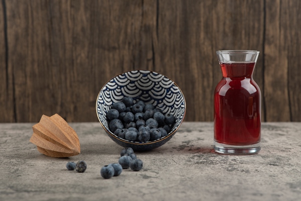 ceramic bowl of delicious fresh blueberries and glass of juice - Кисель из голубики