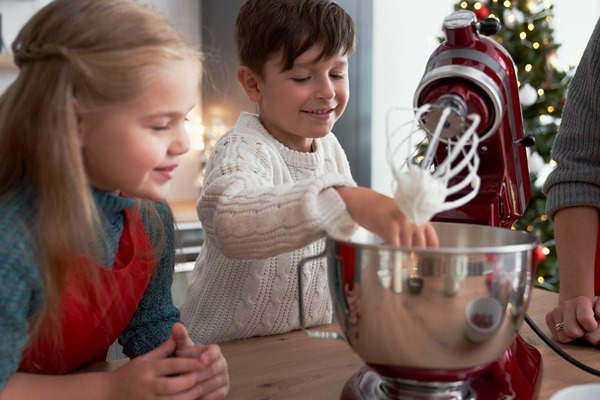children helping mother with christmas baking - Клюквенный мусс