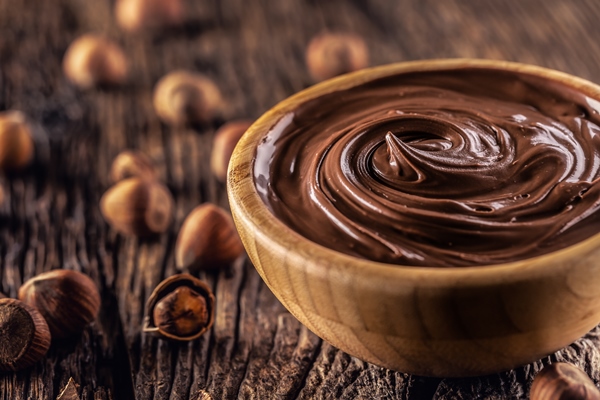 chocolate hazelnut spread in wooden bowl - Шоколадная паста на основе авокадо