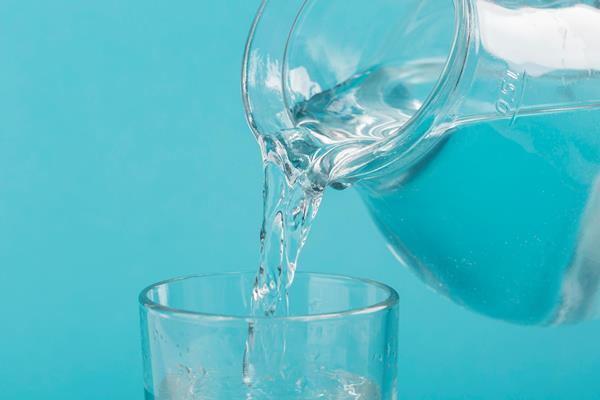 clear water from a jug - Напиток клюквенный с мёдом