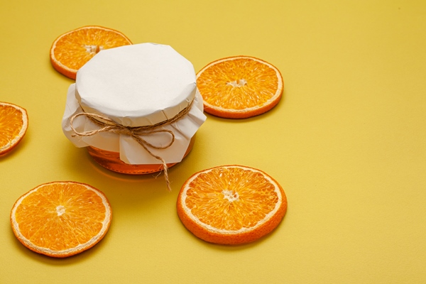 close up honey jar with orange slices - Апельсиновый чай