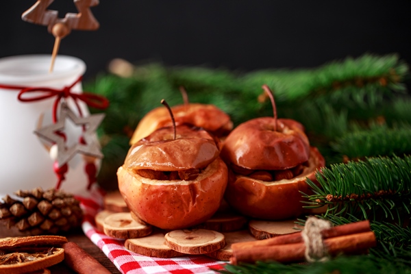 close up of a tasty baked apples with christmas decoration - Яблоки печёные с брусникой